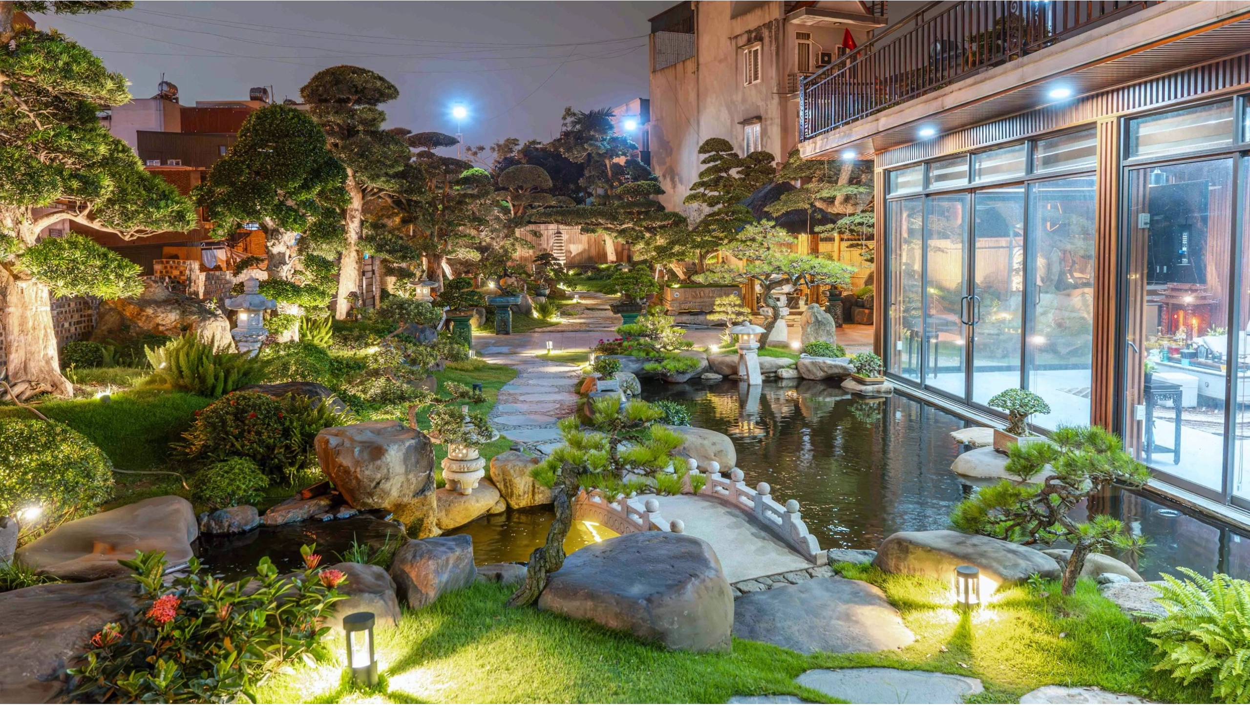 Sân vườn biệt thự vườn 300m² lung linh về đêm