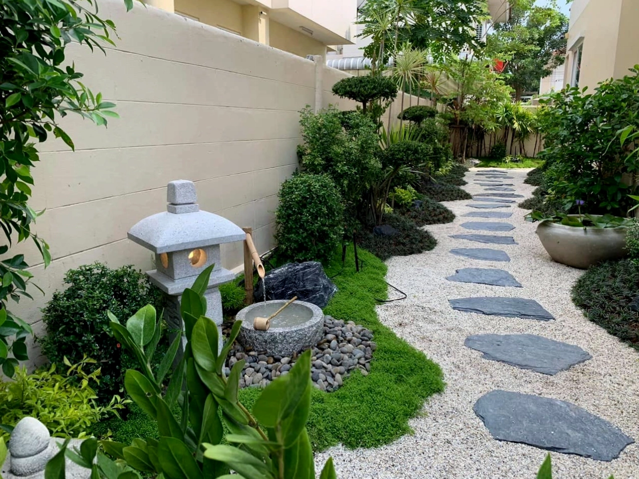 Sân vườn nhà cấp 4 phong cách Nhật Bản với cây cảnh và hồ cá