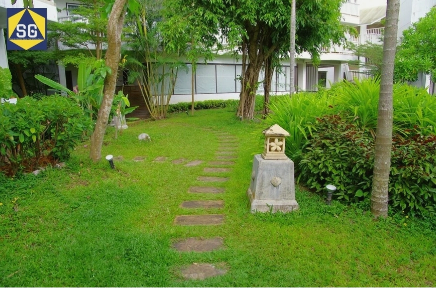 Sân vườn nhà quê hiện đại với lối đi lát đá và cây xanh