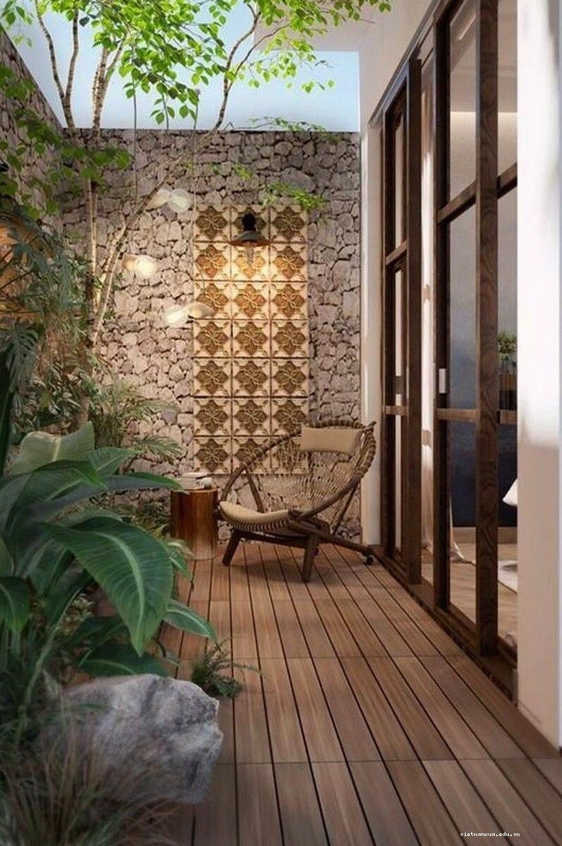 Sân vườn nhỏ sau nhà với cây xanh và đá tự nhiên