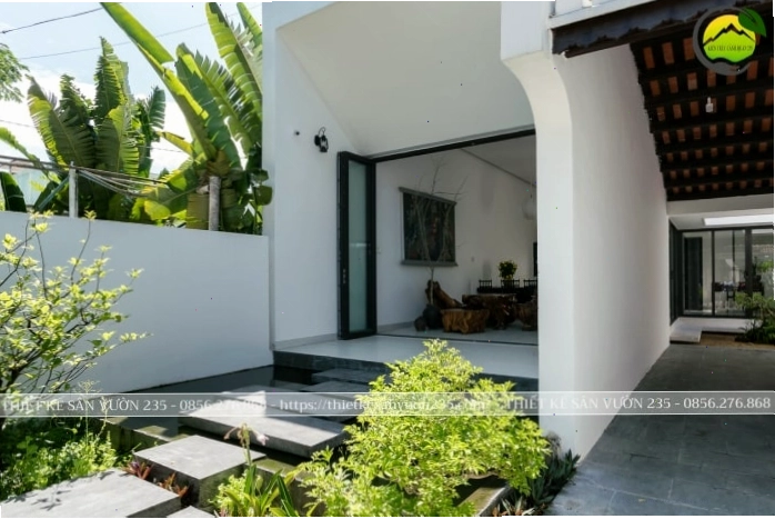Sân vườn nhỏ trước nhà cấp 4 với sự kết hợp hài hòa của cây xanh và hoa
