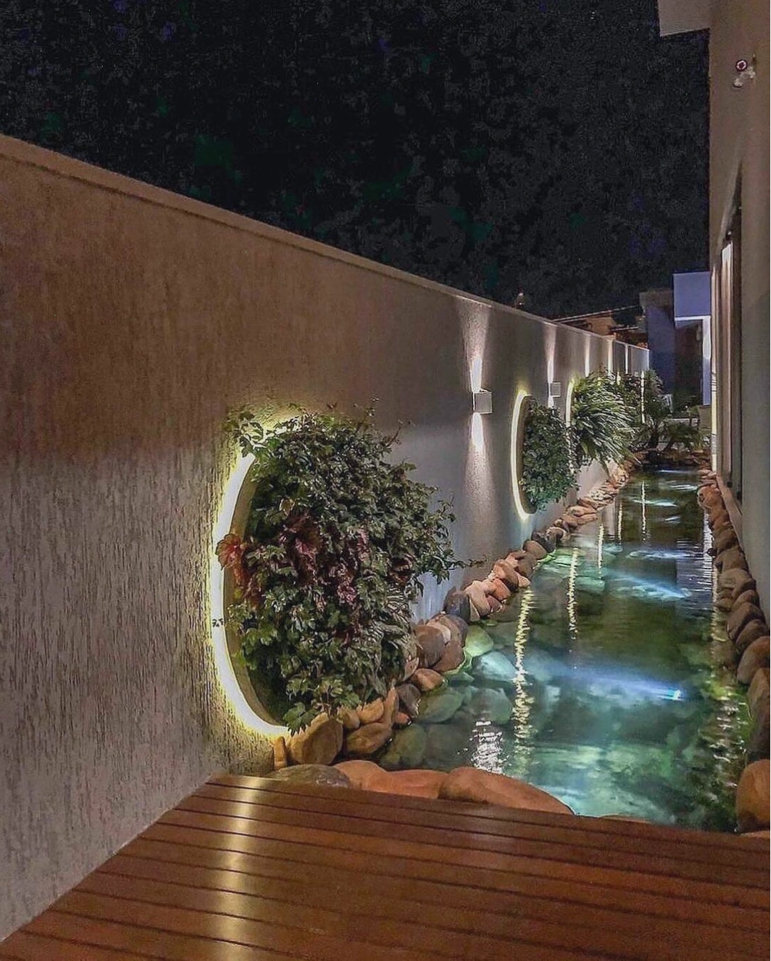 Sân vườn nhỏ với hồ nước và các loài hoa trang trí