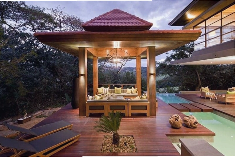 Sân vườn phong cách Châu Âu với cây xanh và hoa rực rỡ