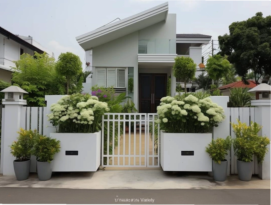 Sân vườn trước nhà với bố cục hợp lý và cây cối xanh tươi