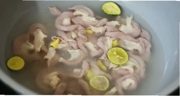 Sơ chế lòng heo với chanh và muối để loại bỏ hoàn toàn mùi hôi