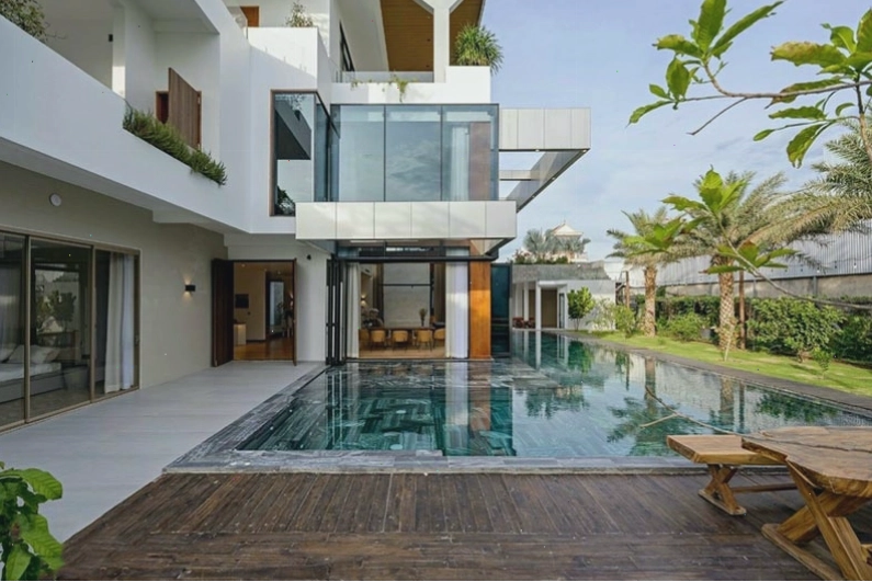 Thiết kế nhà sân vườn có hồ bơi 3 tầng hiện đại và sang trọng