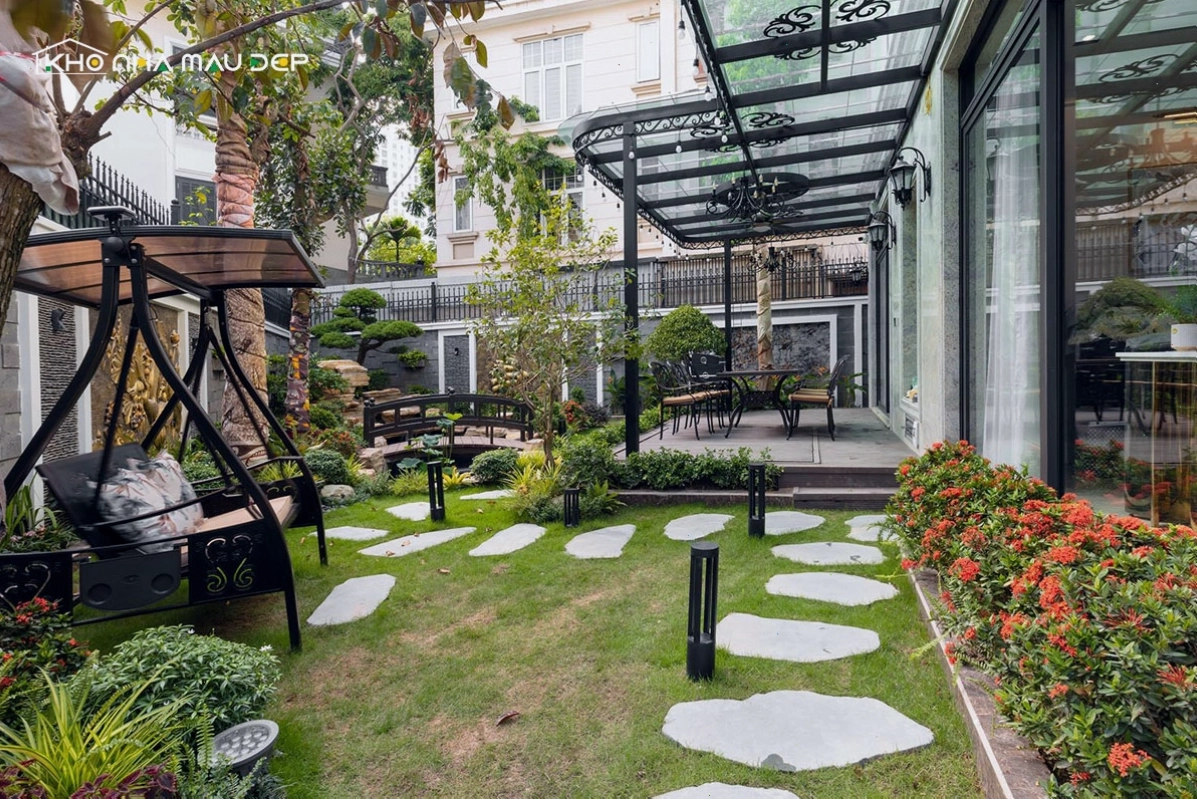 Thiết kế vườn hoa tối giản với vài loại cây chủ đạo và sỏi trắng