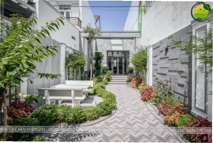 Trồng thêm hoa ở hai bên lối đi vào nhà cấp 4