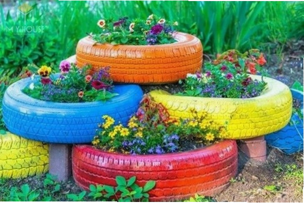 Vườn hoa nhỏ trước nhà với ghế ngồi thư giãn