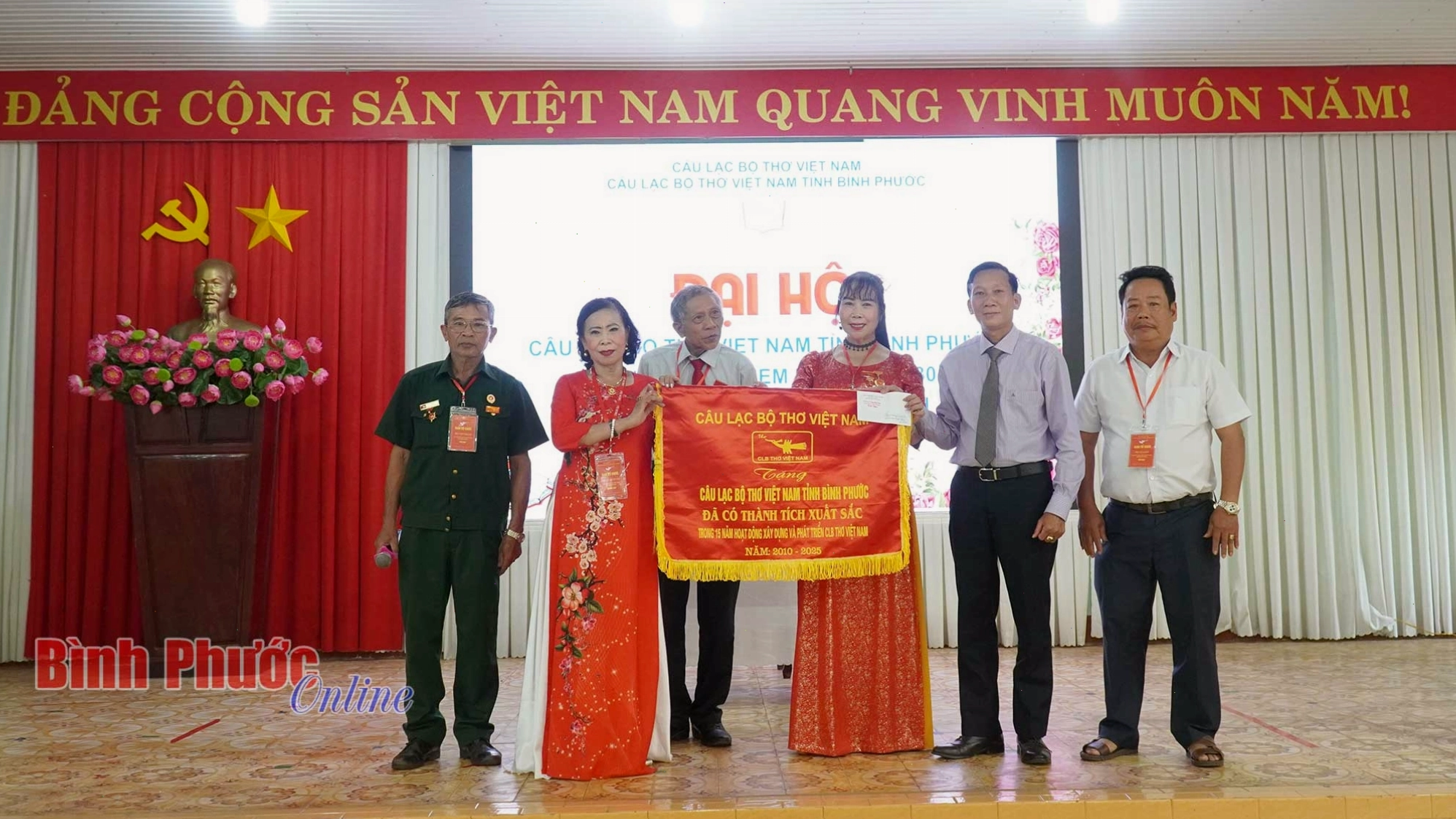 Nghệ thuật và thơ ca giúp phụ nữ xoa dịu tổn thương tâm lý